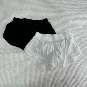 BUNDLE lululemon Hotty Hot Low-Rise Lined Short 2.5"